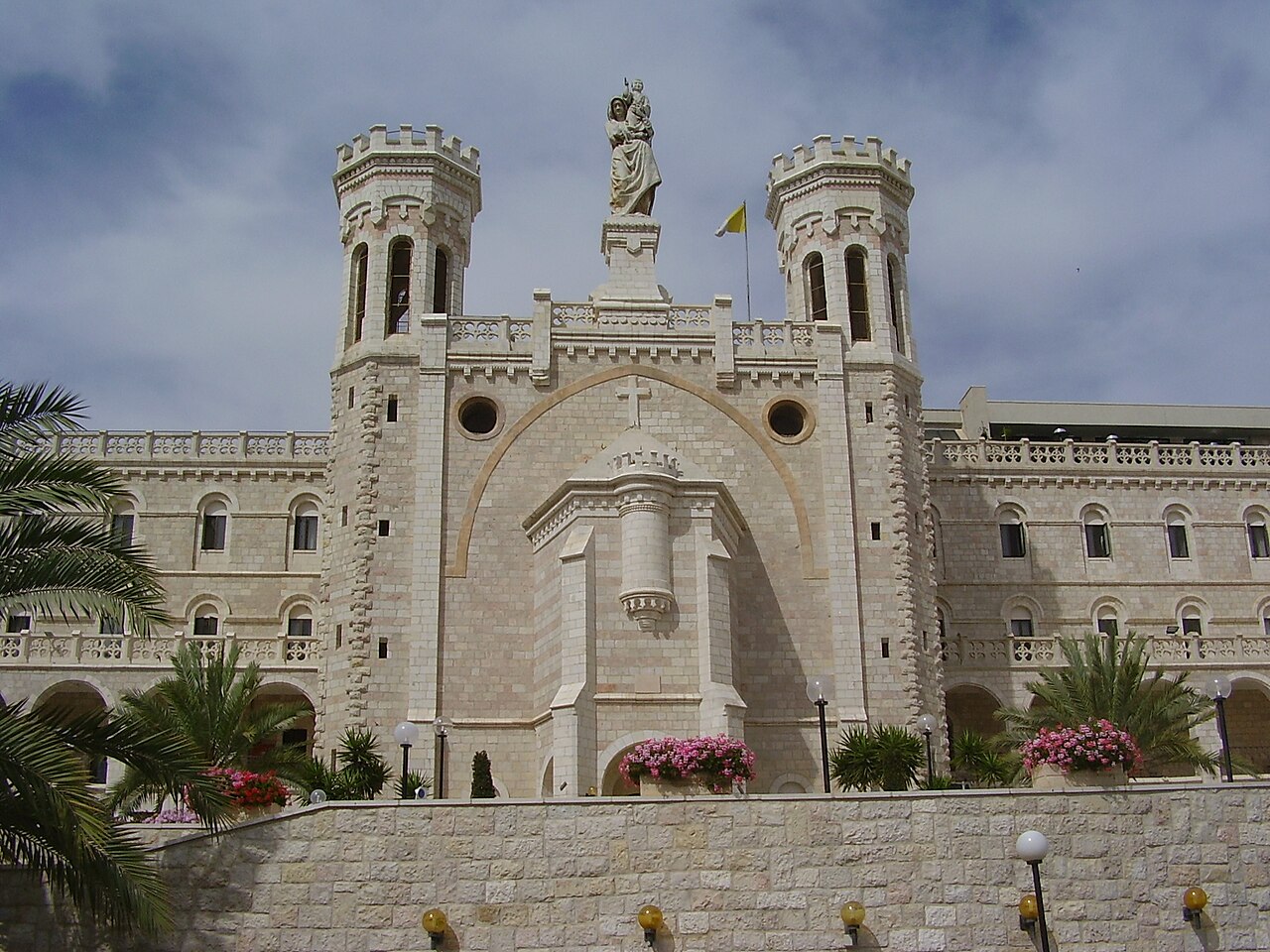 french-compound/Notre_Dame_Hotel_in_Jerusalem.jpg